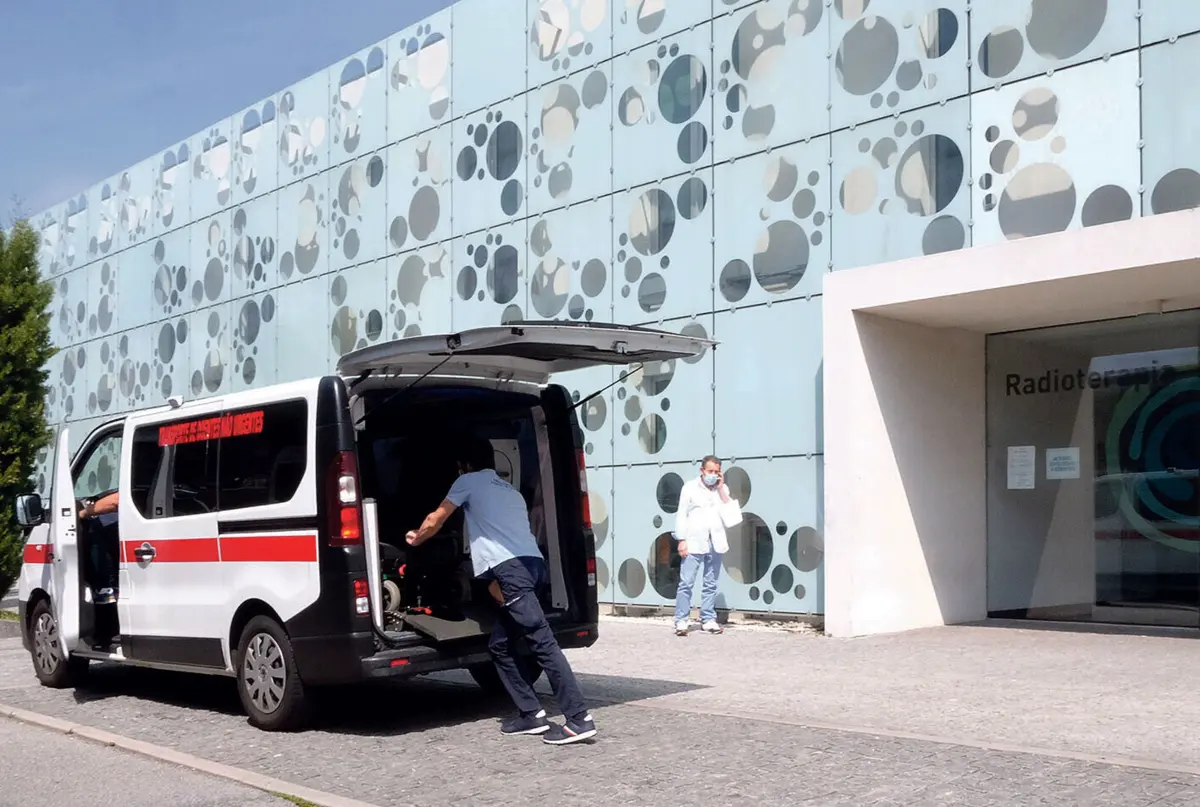 Imagem de contexto do artigo Governo quer pôr na ordem custos com transporte de doentes