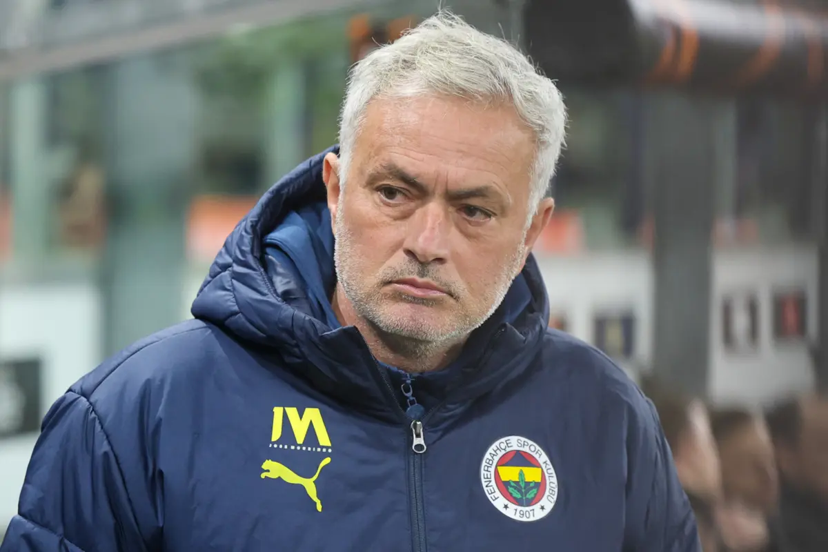 José Mourinho deu um passo atrás na luta pelo título da Turquia
