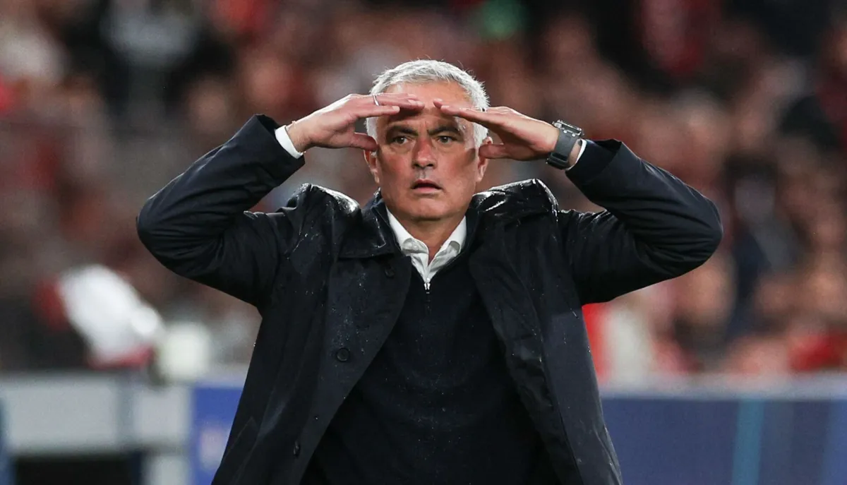 José Mourinho reclama um penálti não assinalado contra o Bayer