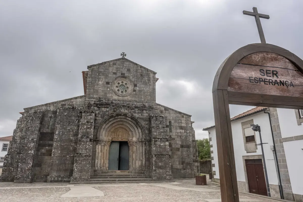 Templo românico do século XII está degradado e chove no interior