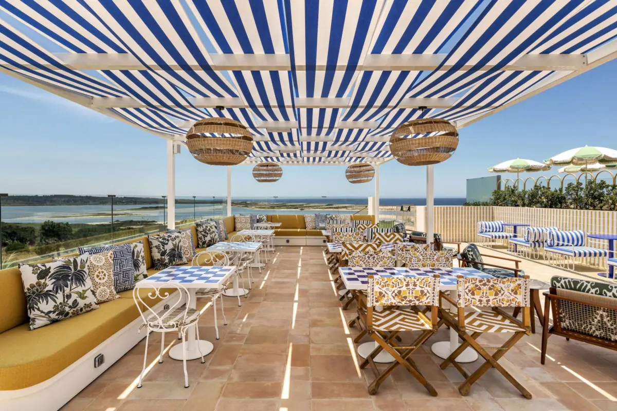 O hotel tem um terraço com bar e vista para a lagoa de Santo André e o mar.