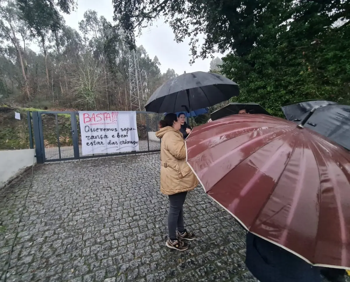 Imagem de contexto do artigo Pais fecham a cadeado escola em Vila Verde