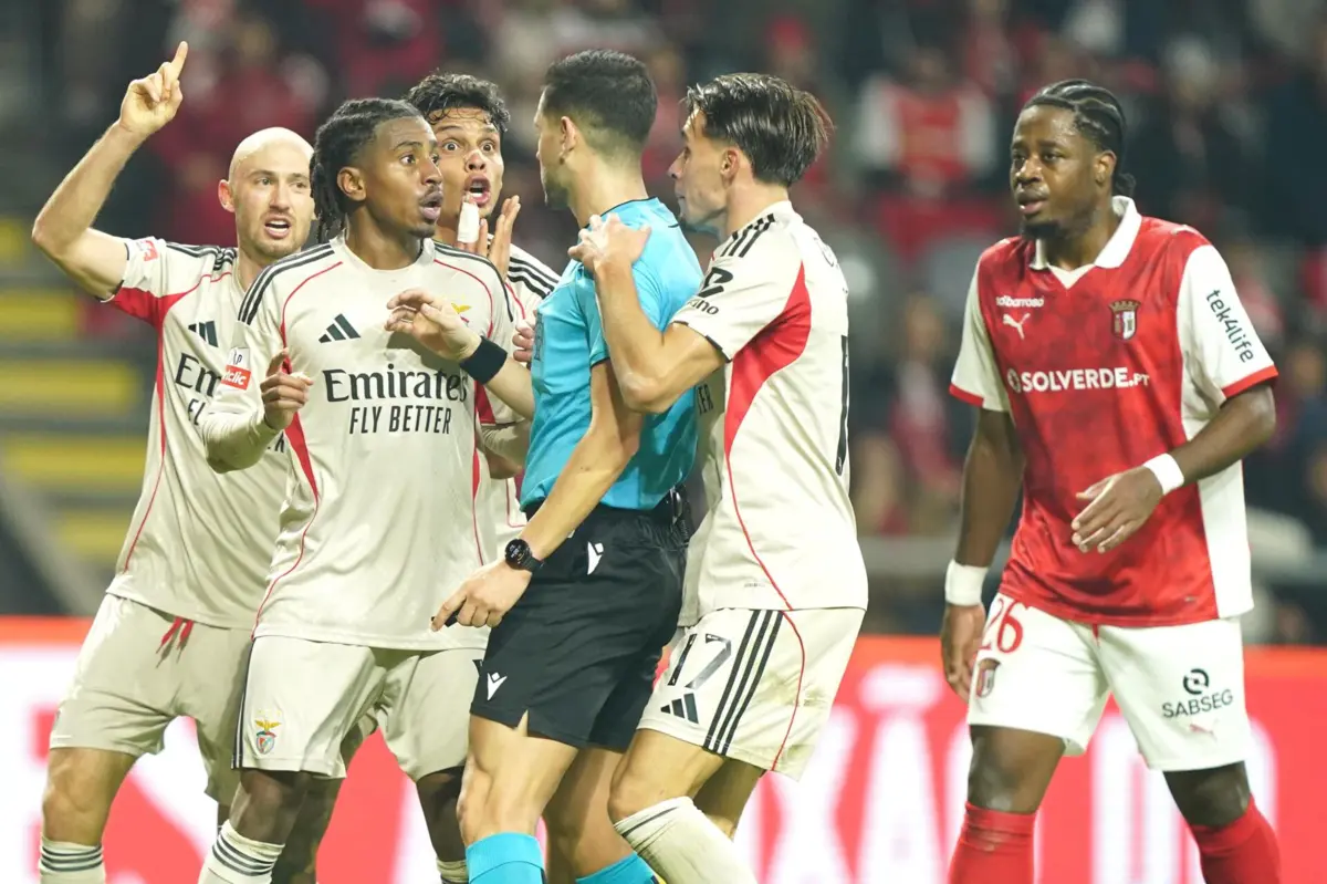 Benfiquistas reclamam golo anulado