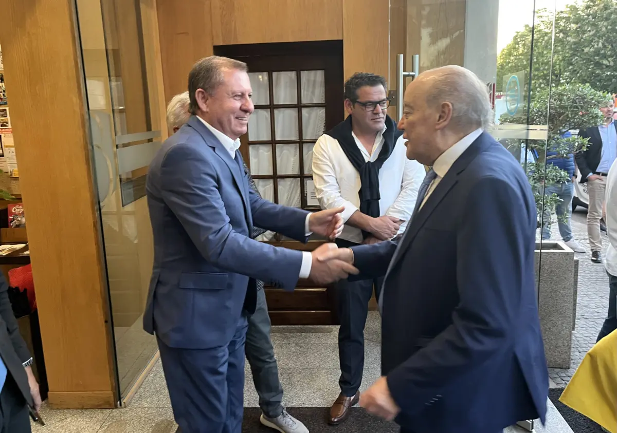 Francisco Dias da Silva, antigo presidente do Gil Vicente, dá as boas-vindas a Pinto da Costa, que jantou com apoiantes em Barcelos