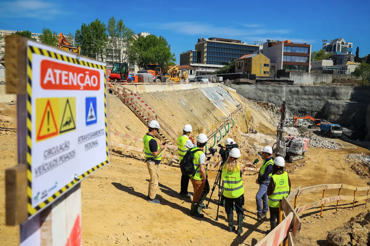 Imagem de contexto do artigo Linha Rubi liberta Gaia já este ano mas ocupa Douro do verão até 2027