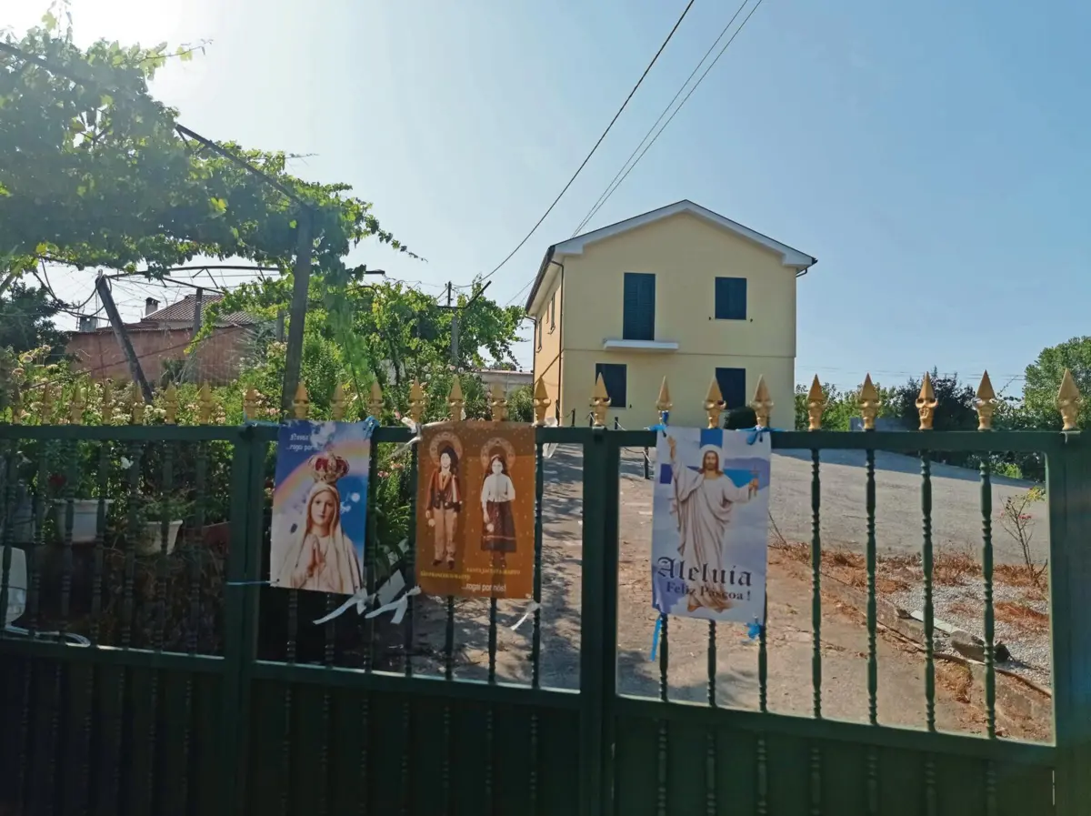 Pai e filha vivem em moradia em Fermil. À porta, a caixa de correio ainda tem o nome da mulher e mãe daqueles dois, que faleceu em 2024