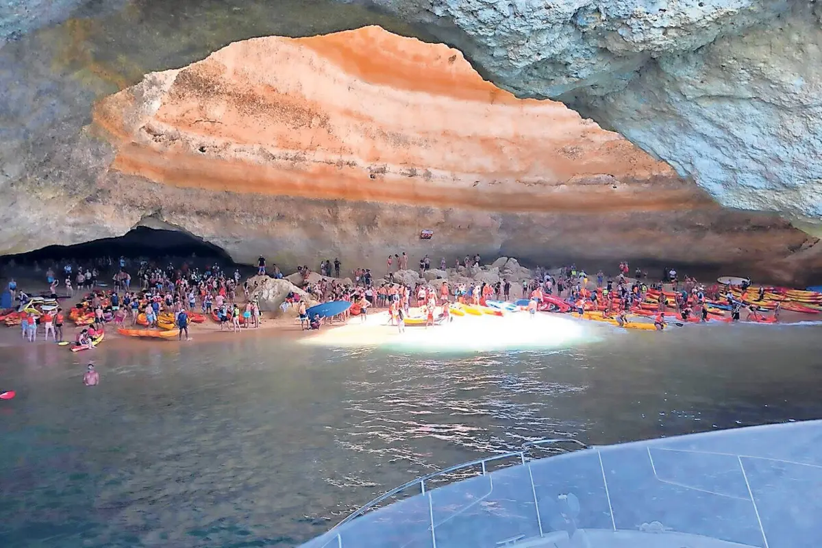 Milhares de pessoas no Algar de Benagil