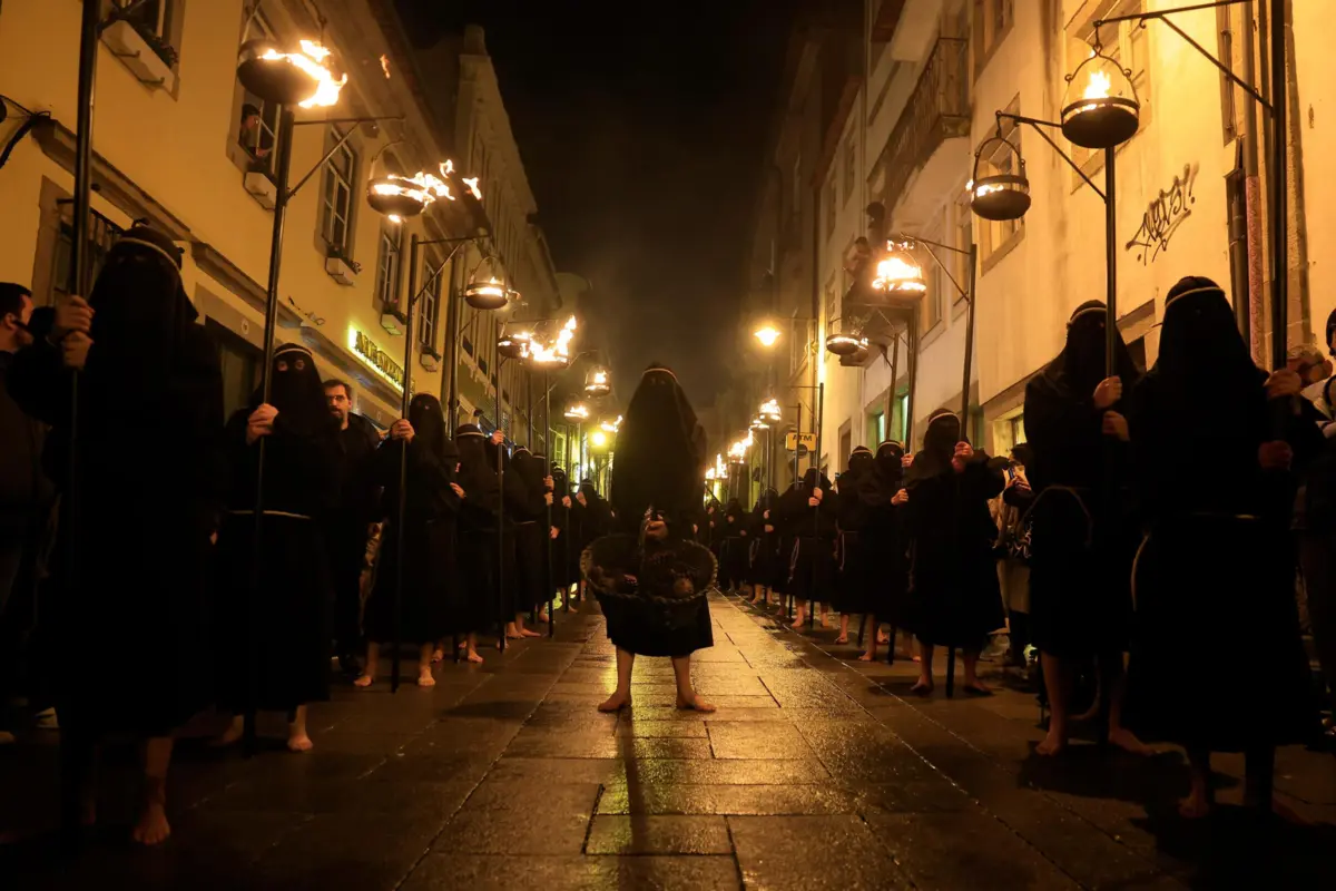Entre as várias celebrações da Semana Santa de Braga, a Procissão do Ecce Homo – uma evocação do julgamento de Jesus Cristo – destaca-se como uma das mais impactantes e singulares