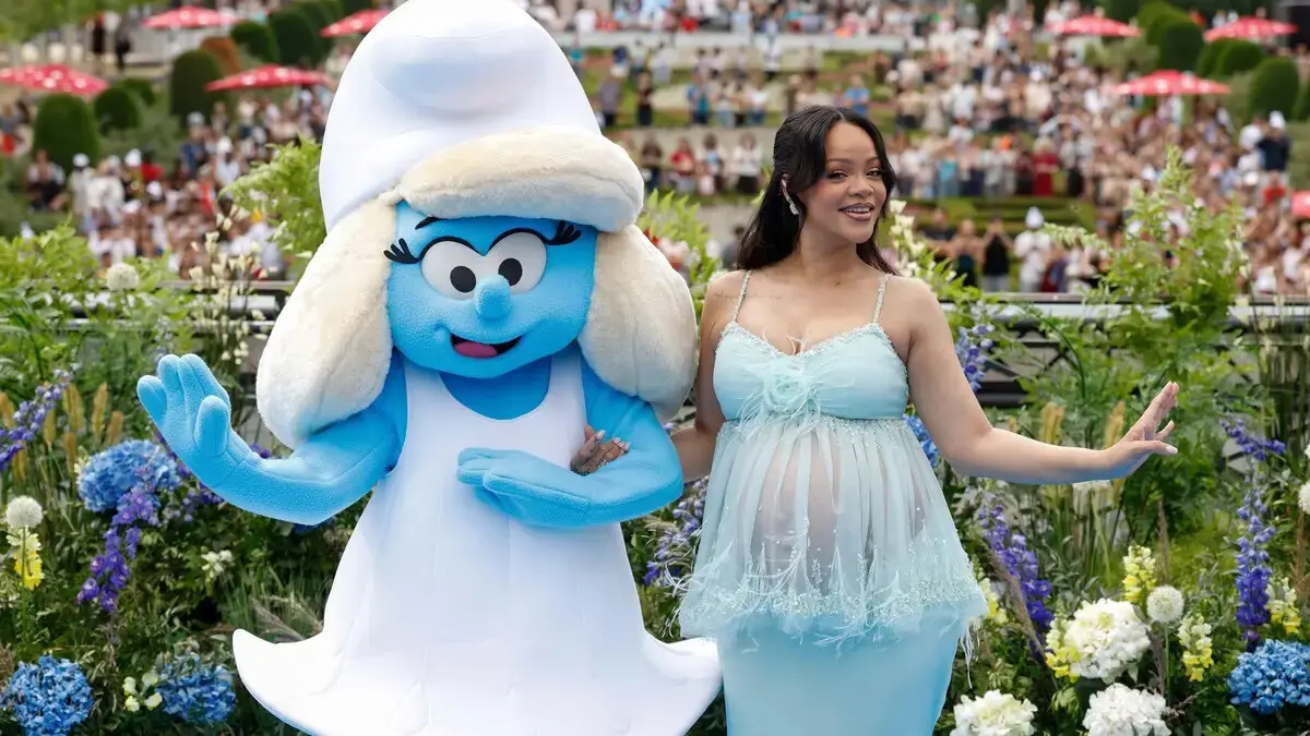 Rihanna é a grande estrela de "Smurfs: o grande filme": além de dar voz a Smurfina, tem canções novas na banda sonora e ainda é produtora.