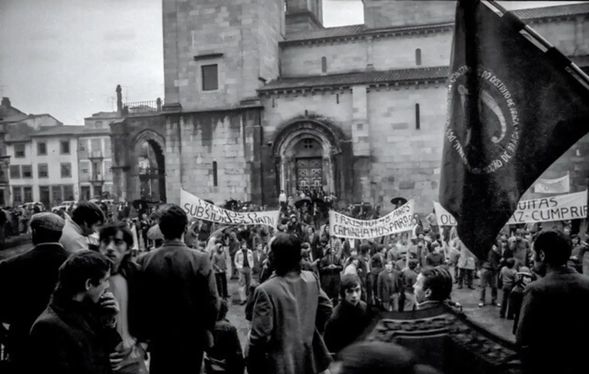 O dia 1 de maio de 1974, com a Sé de Braga como cenário de uma grande arruada, na lente de José Delgado.