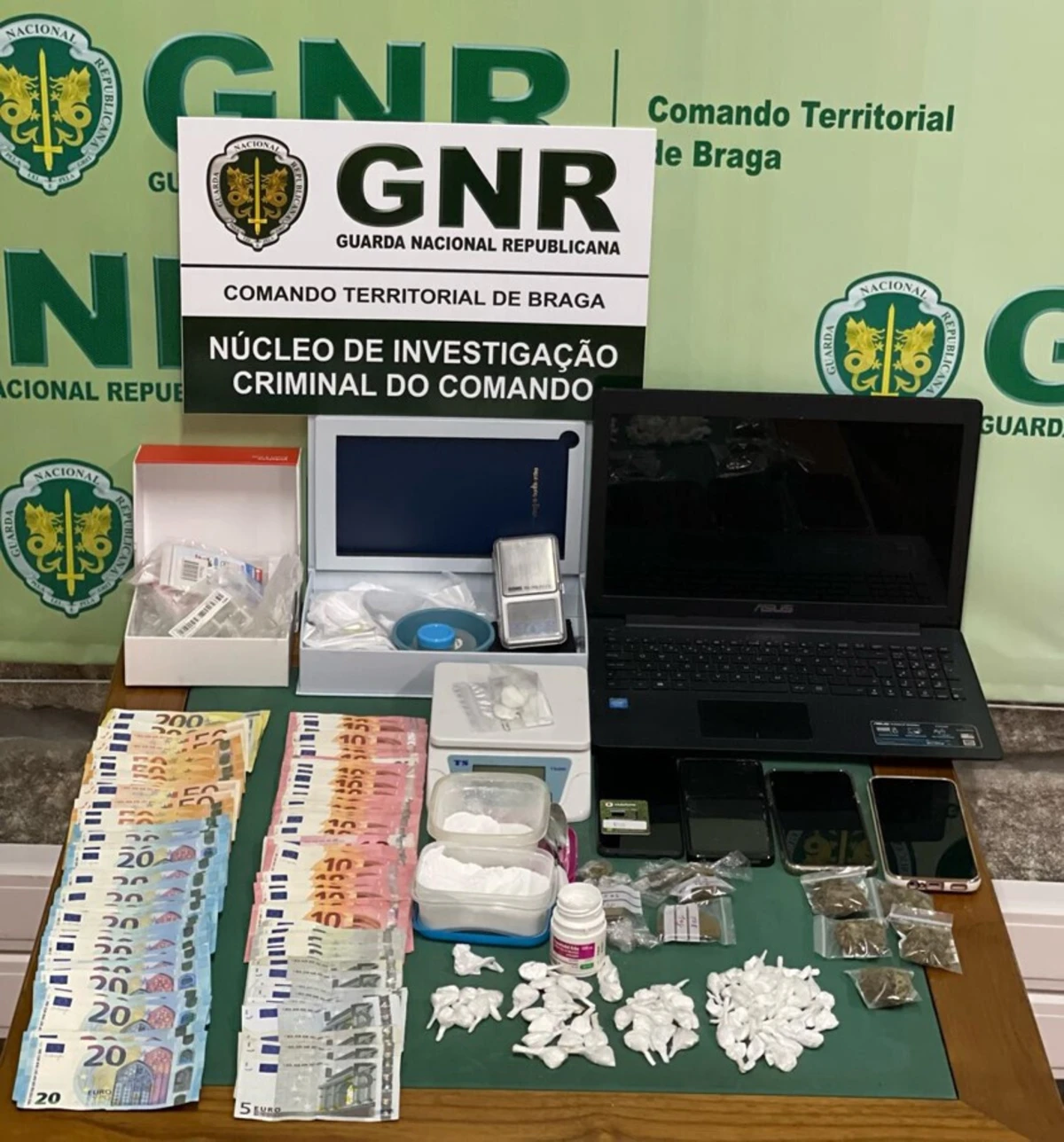 Material apreendido a três suspeitos de tráfico de droga, em Vizela