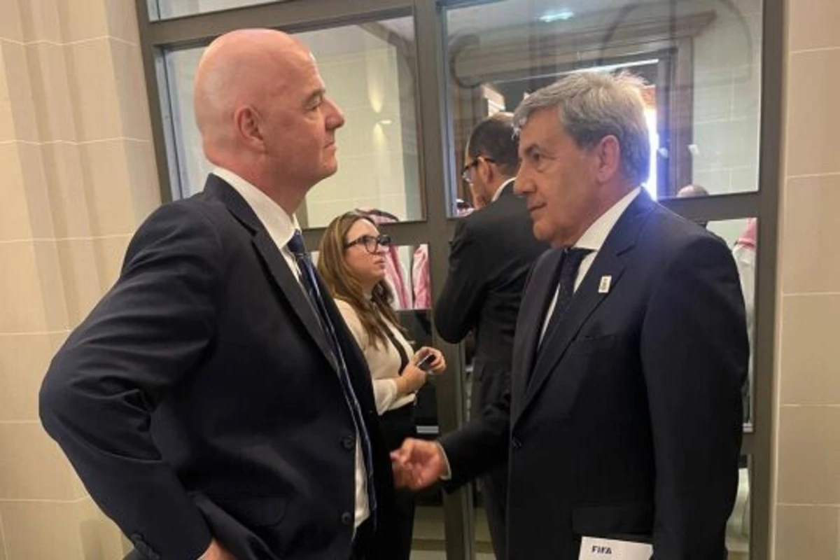 Gianni Infantino (esquerda) conversa com Fernando Gomes (direita)