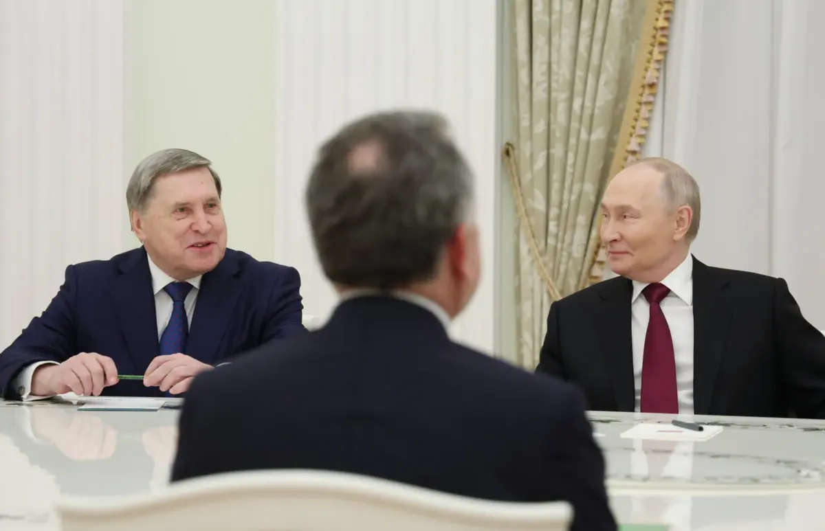 O presidente russo Vladimir Putin (à direita) e o conselheiro presidencial Yury Ushakov (à esquerda) reuniram-se com o enviado presidencial norte-americano Steve Witkoff (ao centro)