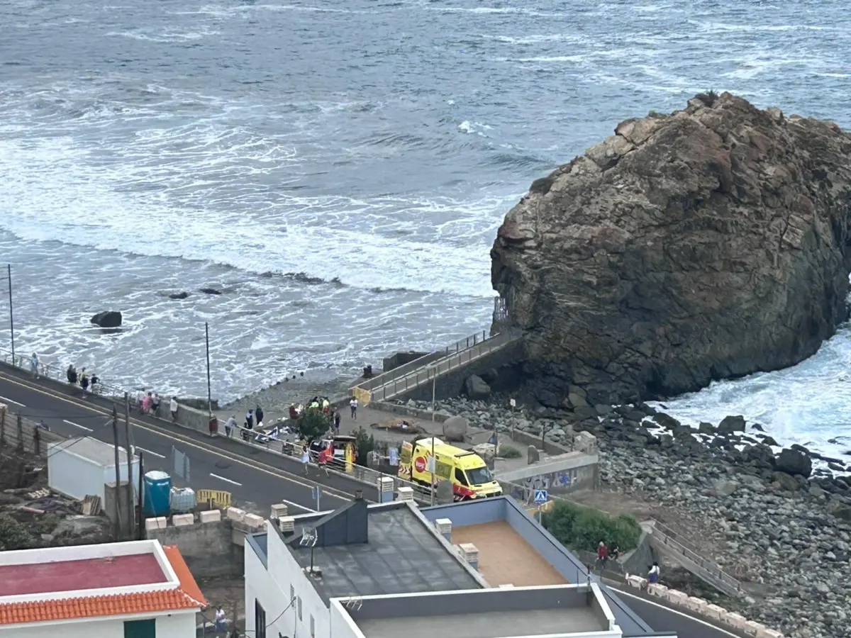 Seis pessoas ficaram feridas ao serem arrastadas por uma onda na costa de Santa Cruz de Tenerife. Uma delas foi retirada de helicóptero