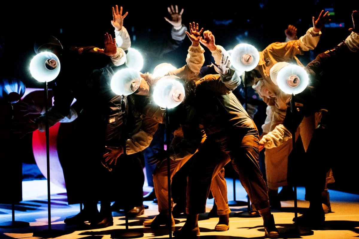 "Santa Joana do Matadouro" é um grito político, uma parábola industrial onde santidade se confunde com ingenuidade e fé com alienação