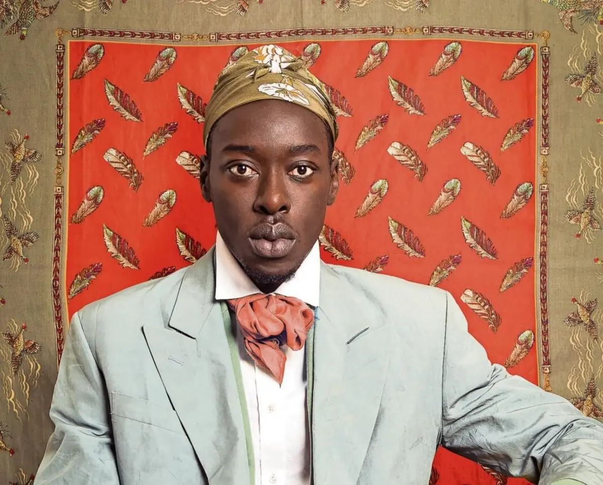 Omar Victor Diop coloca-se na pele idealizada de imigrantes africanos