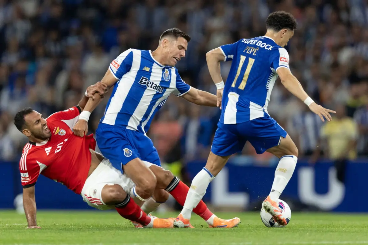 Bednarek em disputa com Pavlidis