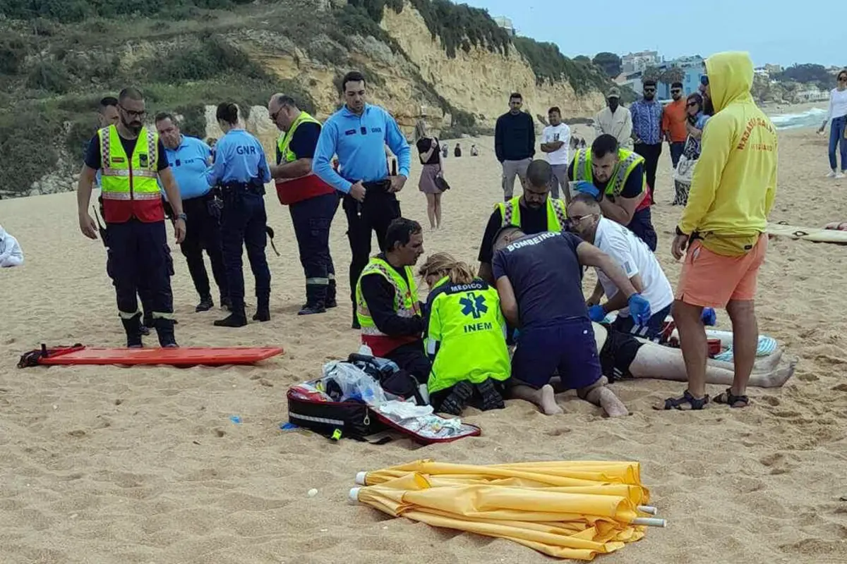 Homem foi assistido pelos bombeiros e pelo INEM