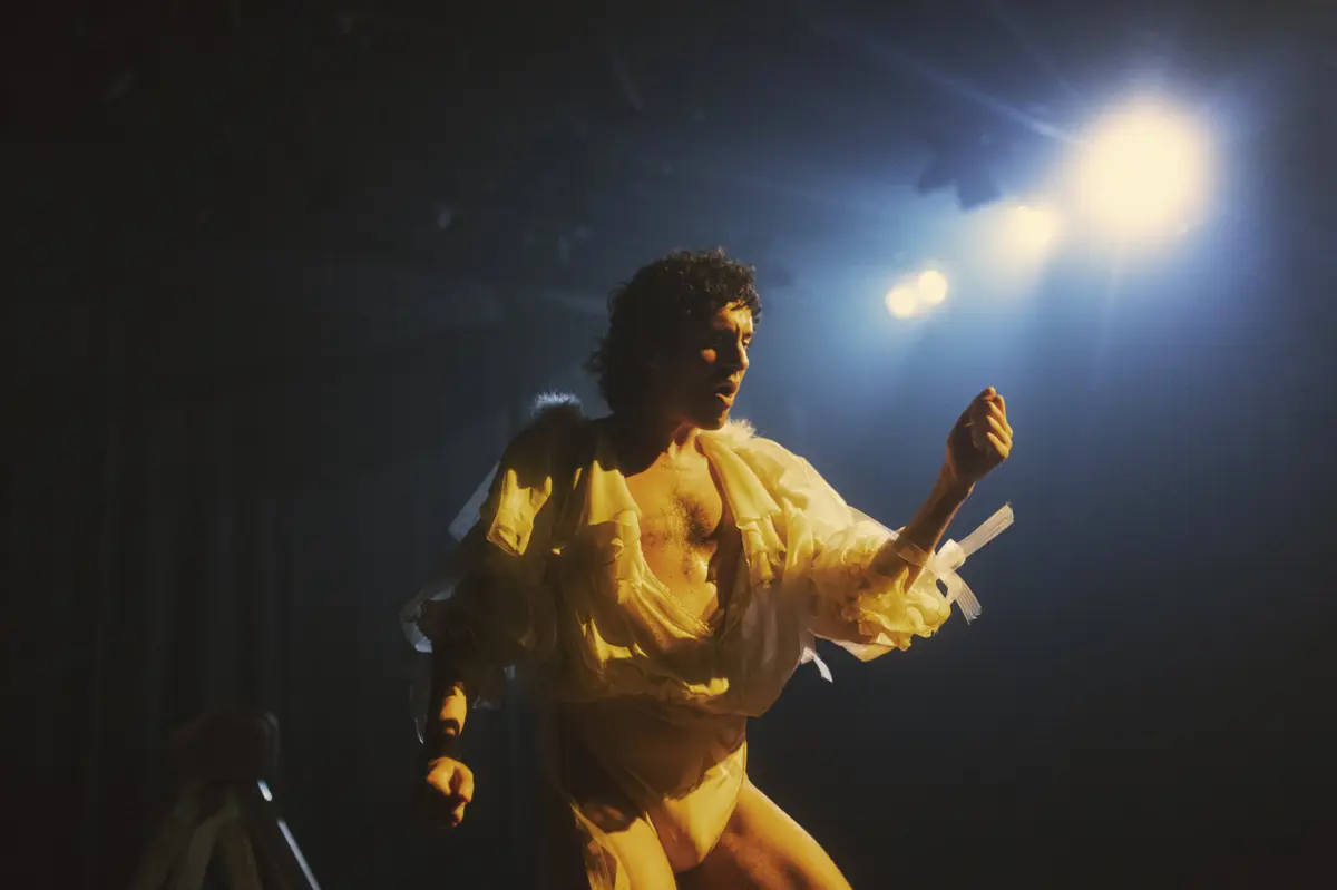 Cortés aborda na performance "a permanente tensão entre o discurso queer e o romântico”