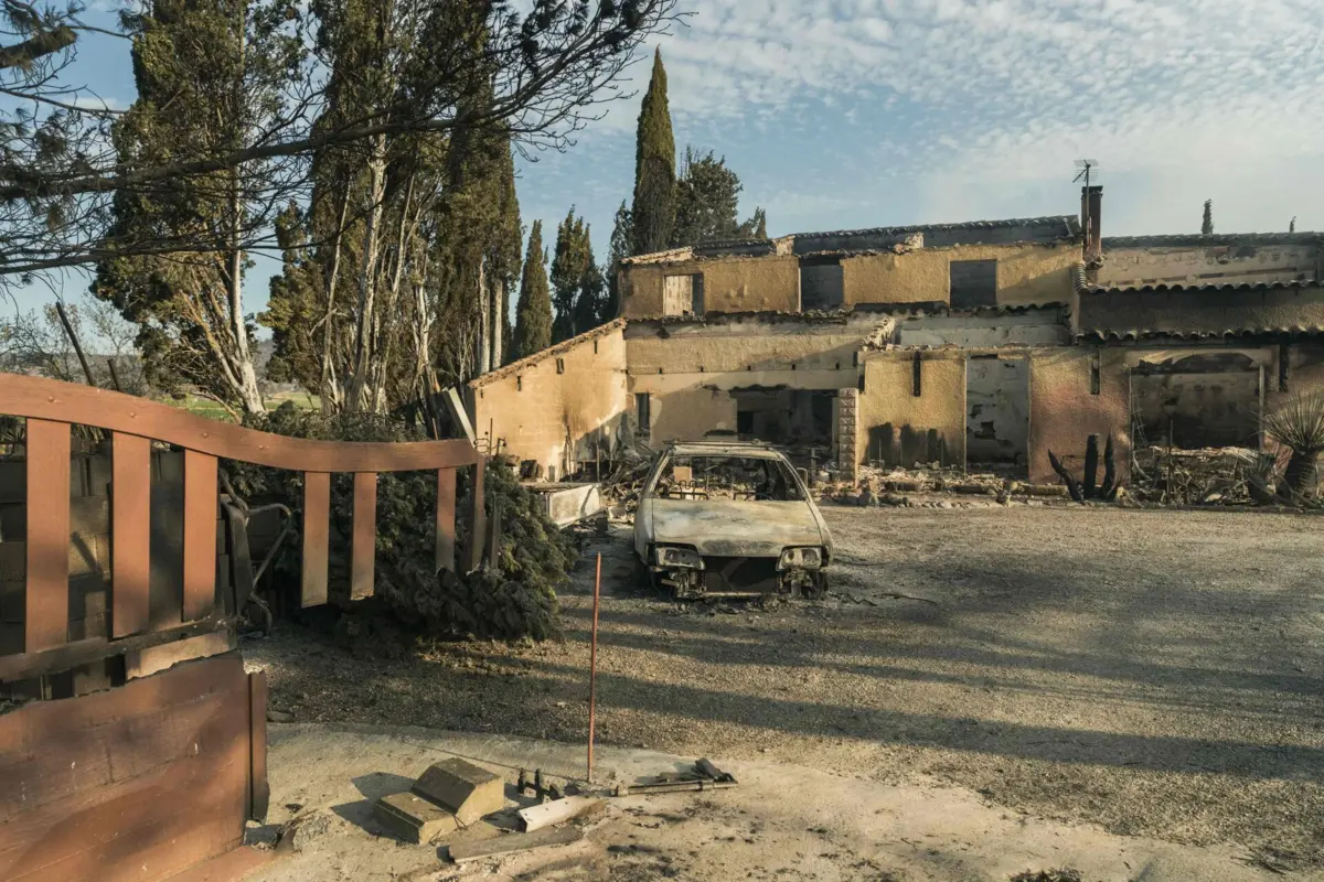 Grande incêndio atingiu a aldeia de Saint-Laurent-de-la-Cabrerisse