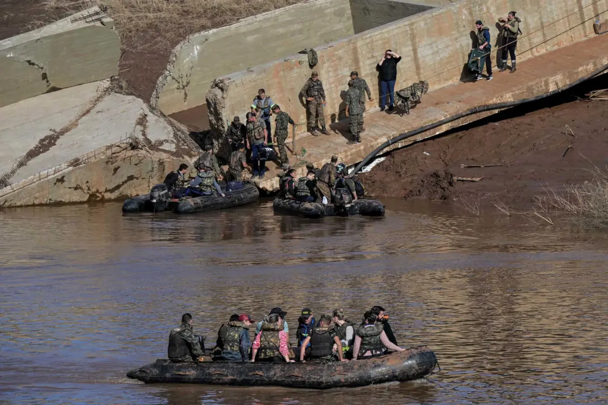 Cerca de 90 estradas continuam bloqueadas e o aeroporto permanece fechado