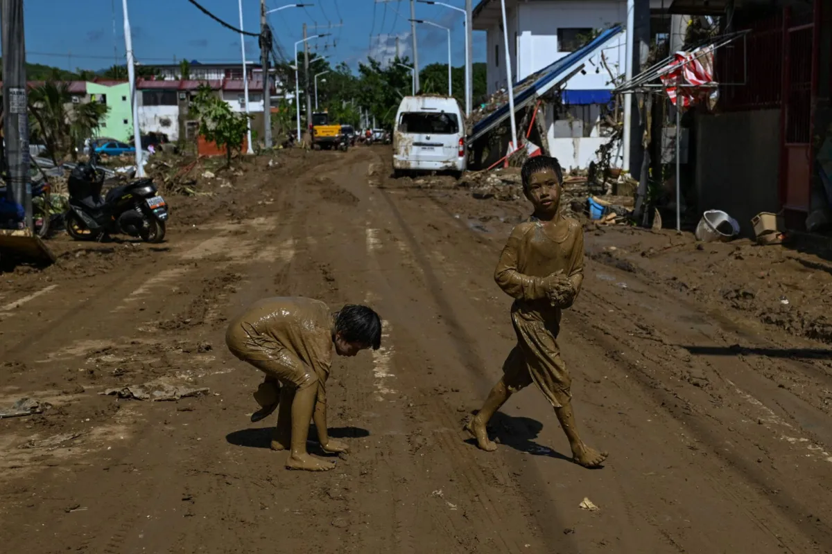 A devastação provocada pelo tufão afetou quase dois milhões de pessoas