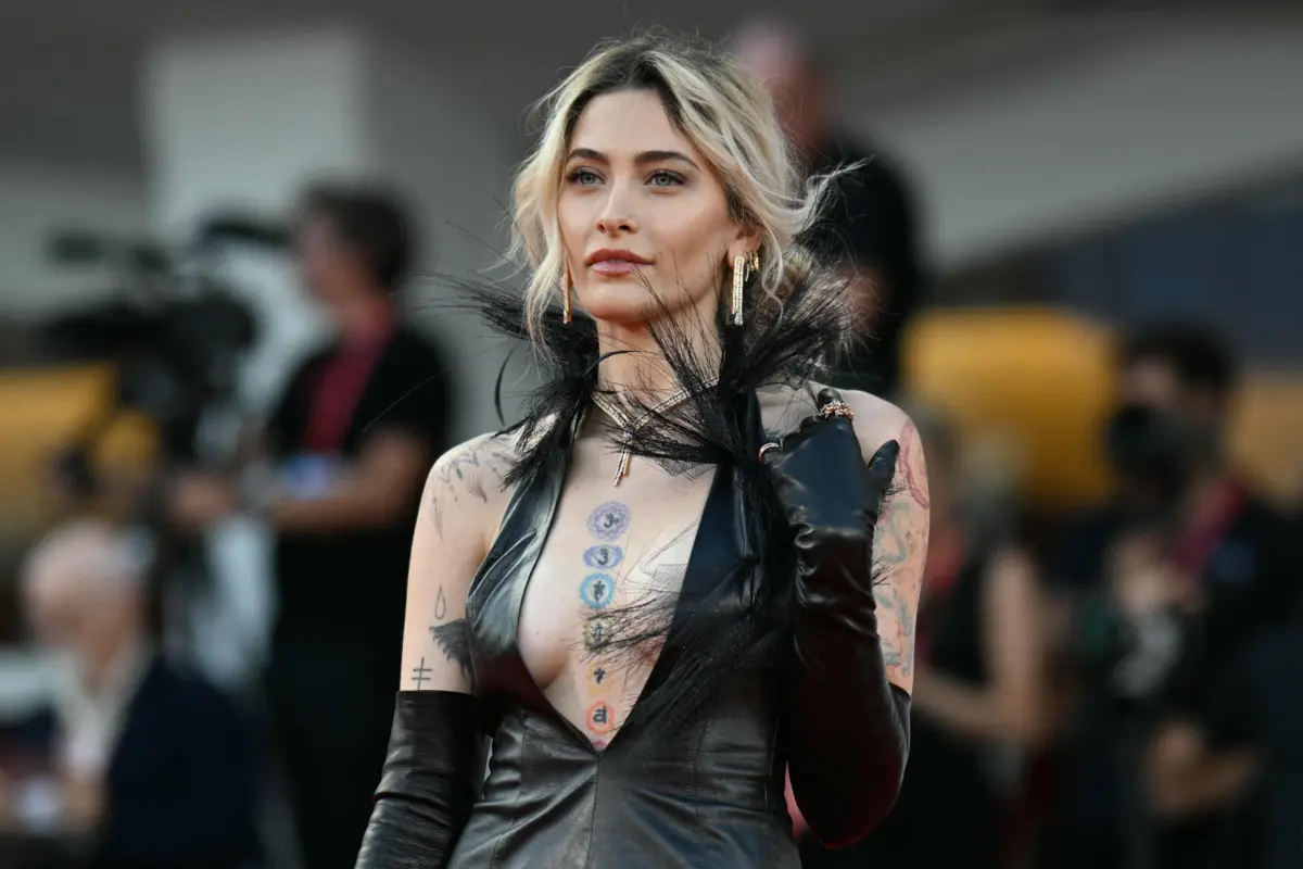 Paris Jackson falou sem filtros sobre as marcas do passado e o caminho de sobriedade que segue há seis anos