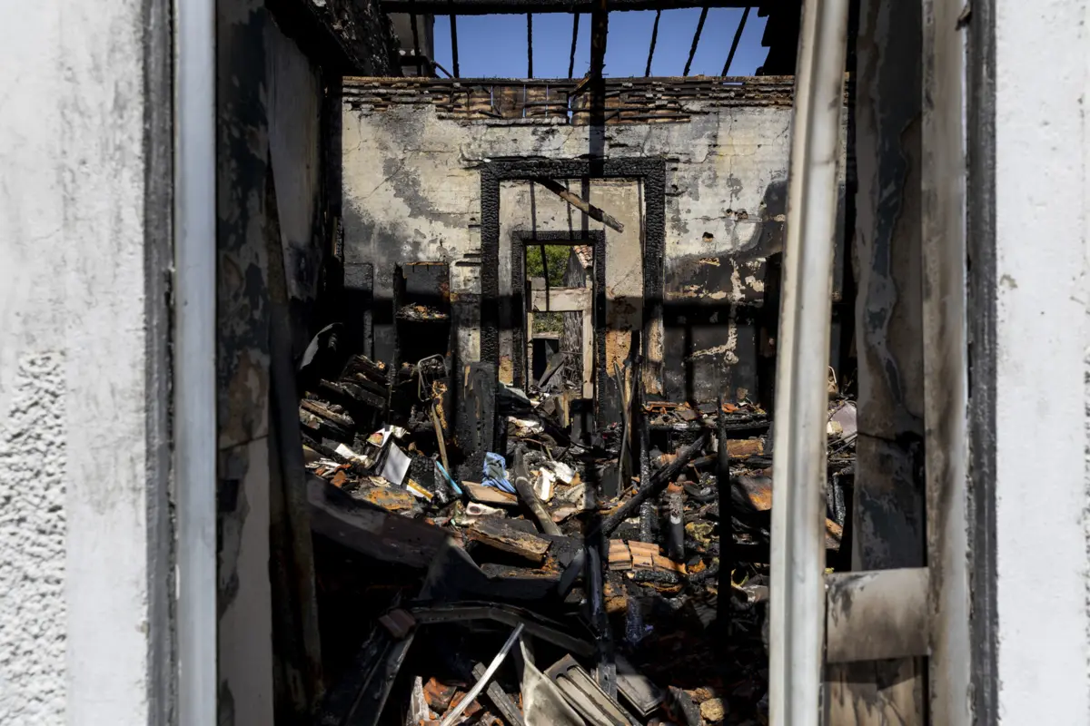 Apesar dos esforços de 27 bombeiros dos Carvalhos e dos Sapadores de Gaia, o incêndio destruiu, por completo, as duas casas