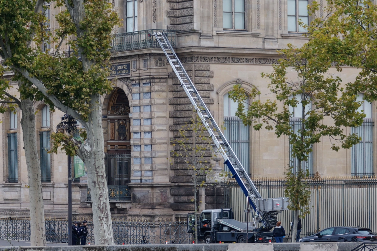 Assaltantes usaram um elevador de carga para aceder em poucos minutos ao interior do Museu do Louvre