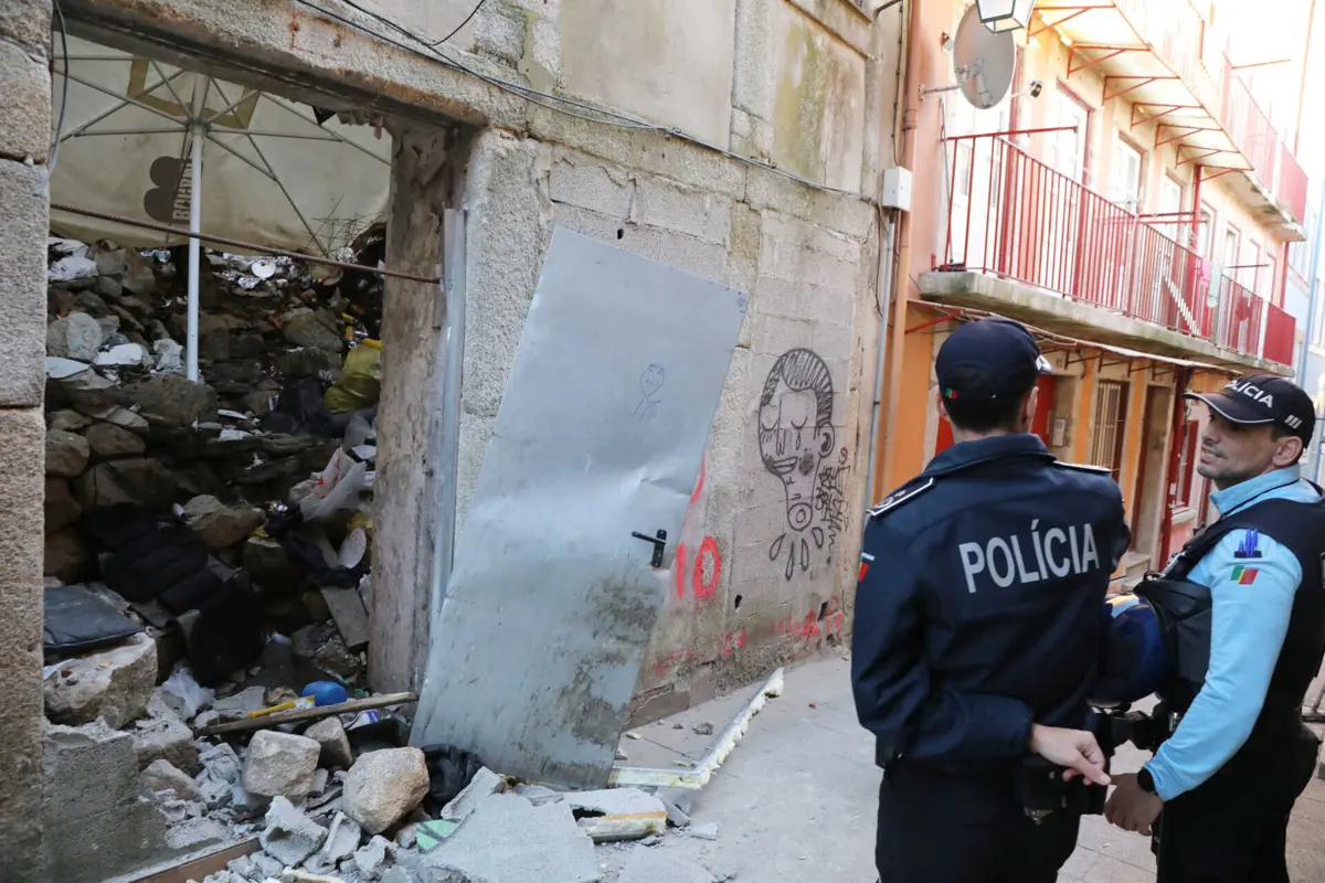 A PSP arrombou o portão, apreendeu vários tipos de droga e deteve o casal que liderava a rede