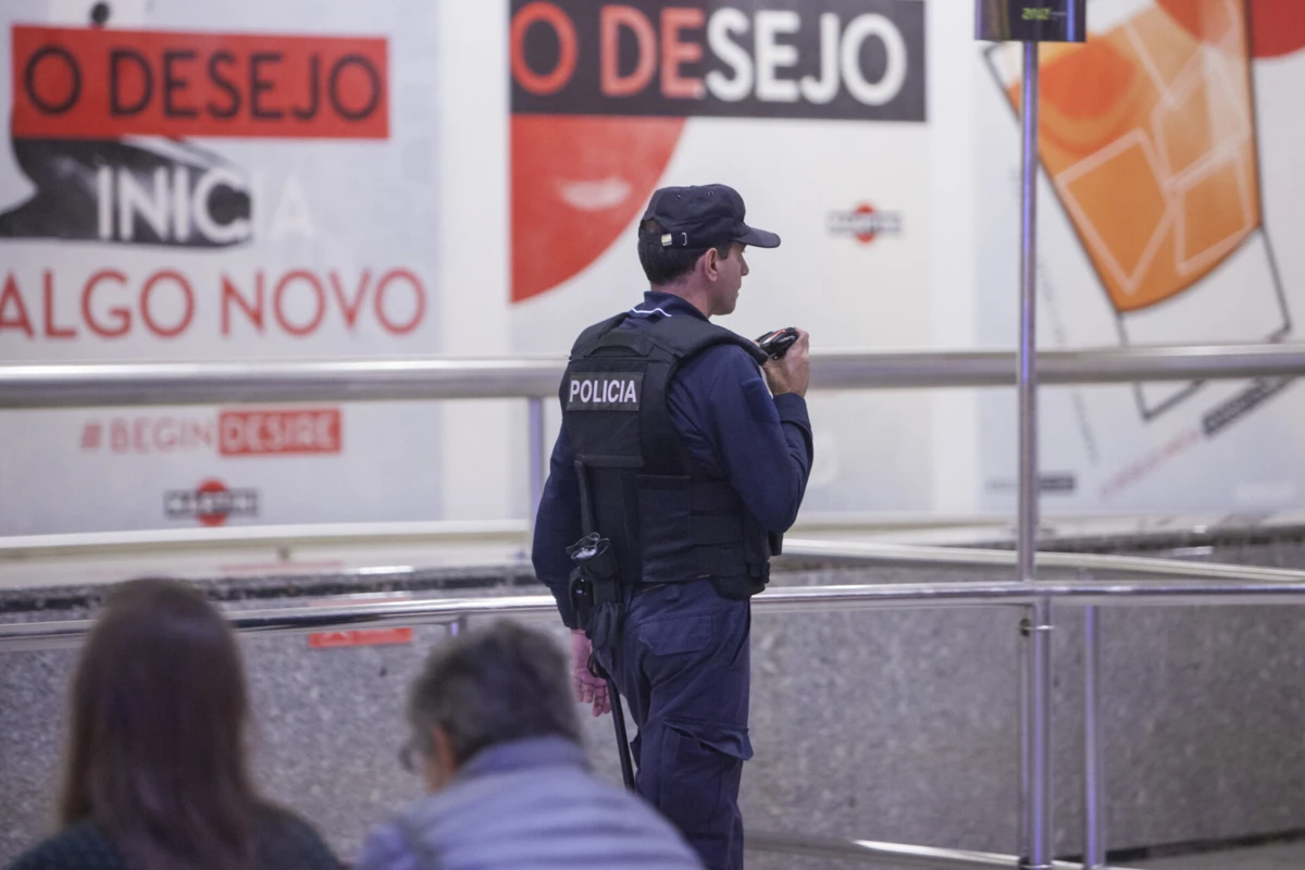Suspeito foi abordado por agentes da Divisão de Segurança Aeroportuária e Controlo Fronteiriço, do Comando Metropolitano de Lisboa