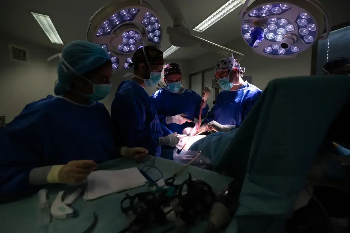 Do total de utentes operados no primeiro semestre de 2025 nos hospitais público, 13,2% foram sujeitos a tempos de espera superiores ao limite definido para o seu nível prioridade