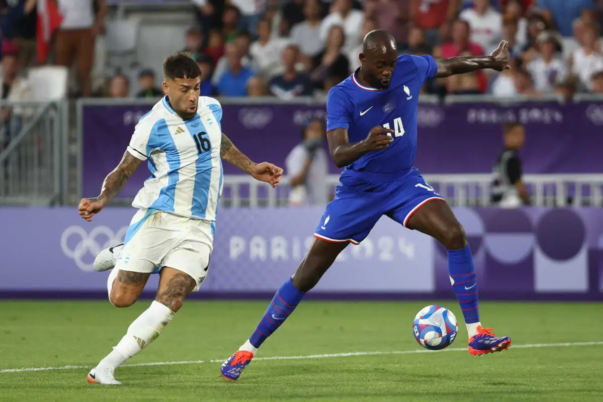 Mateta (à direita) foi o autor do tento solitário que ditou a eliminação da Argentina de Otamendi (à esquerda)