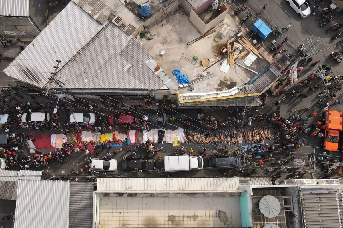 Moradores alinharam corpos das vítimas na rua