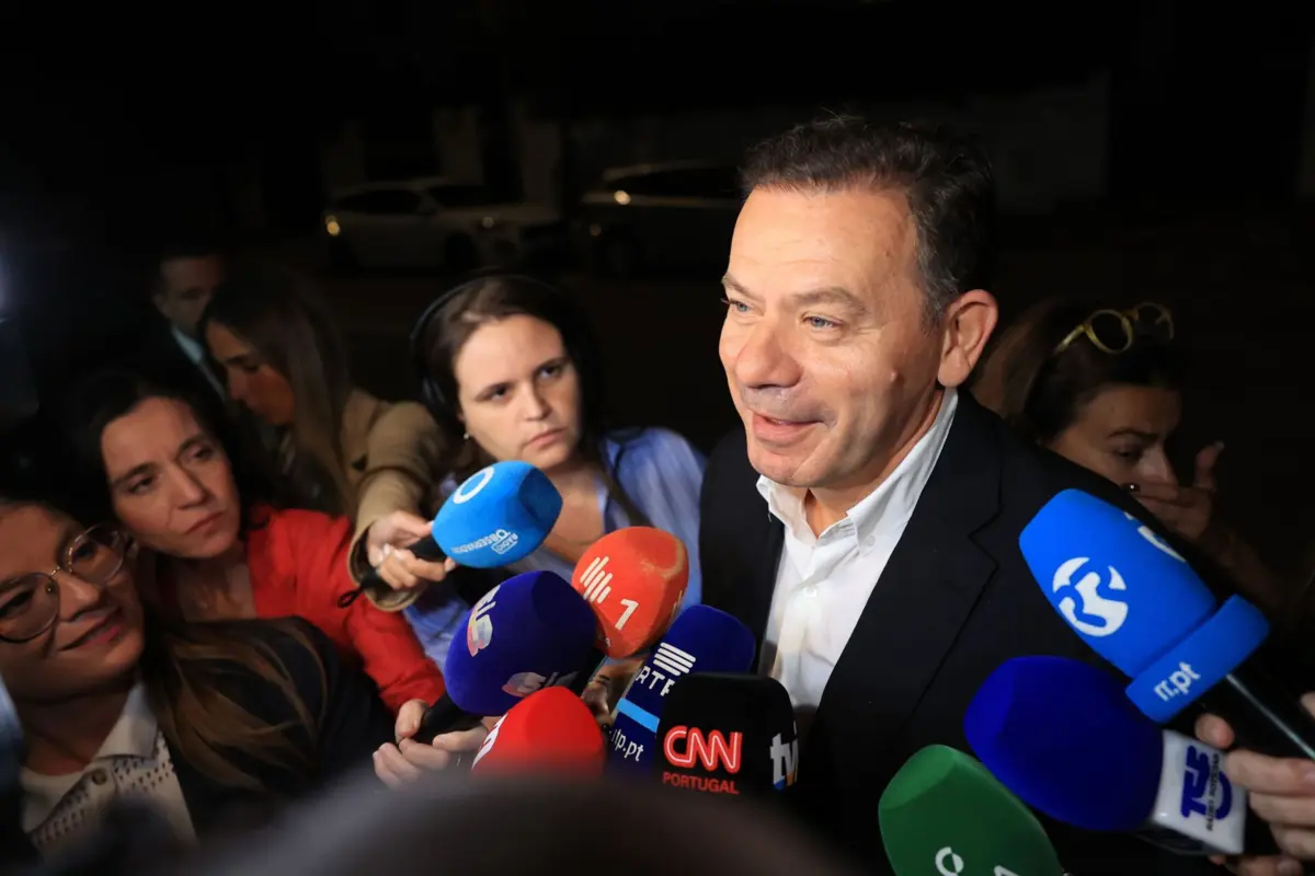 Luís Montenegro, que tem mantido relação crispada com a imprensa, aposta numa comunicação direta