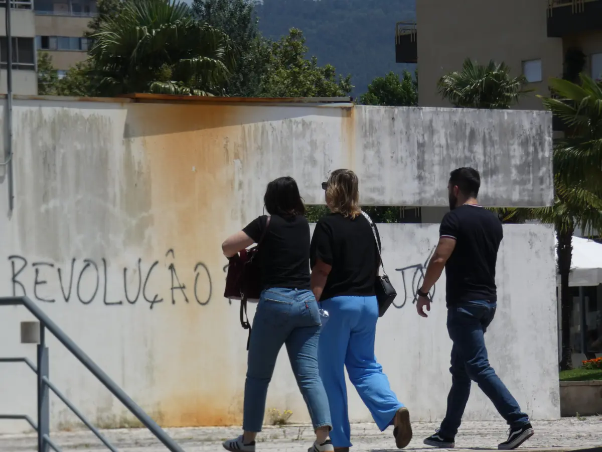 A detida (ao meio) à entrada do Palácio da Justiça de Braga