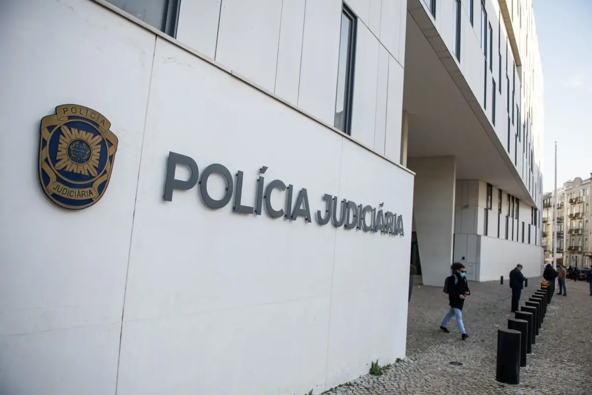 O suspeito foi detido e presente a tribunal para aplicação das medidas de coação