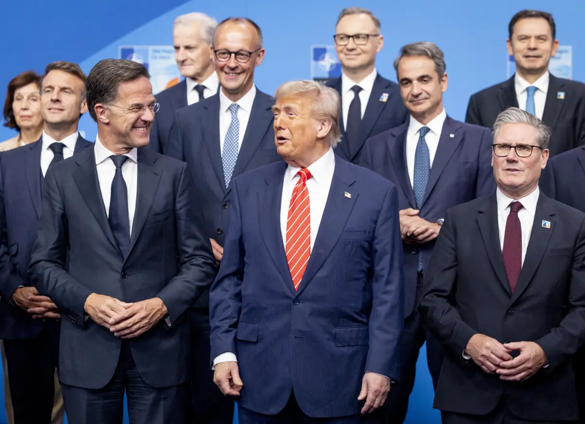 Montenegro (em cima, à direita) na foto de grupo da cimeira da NATO em Haia