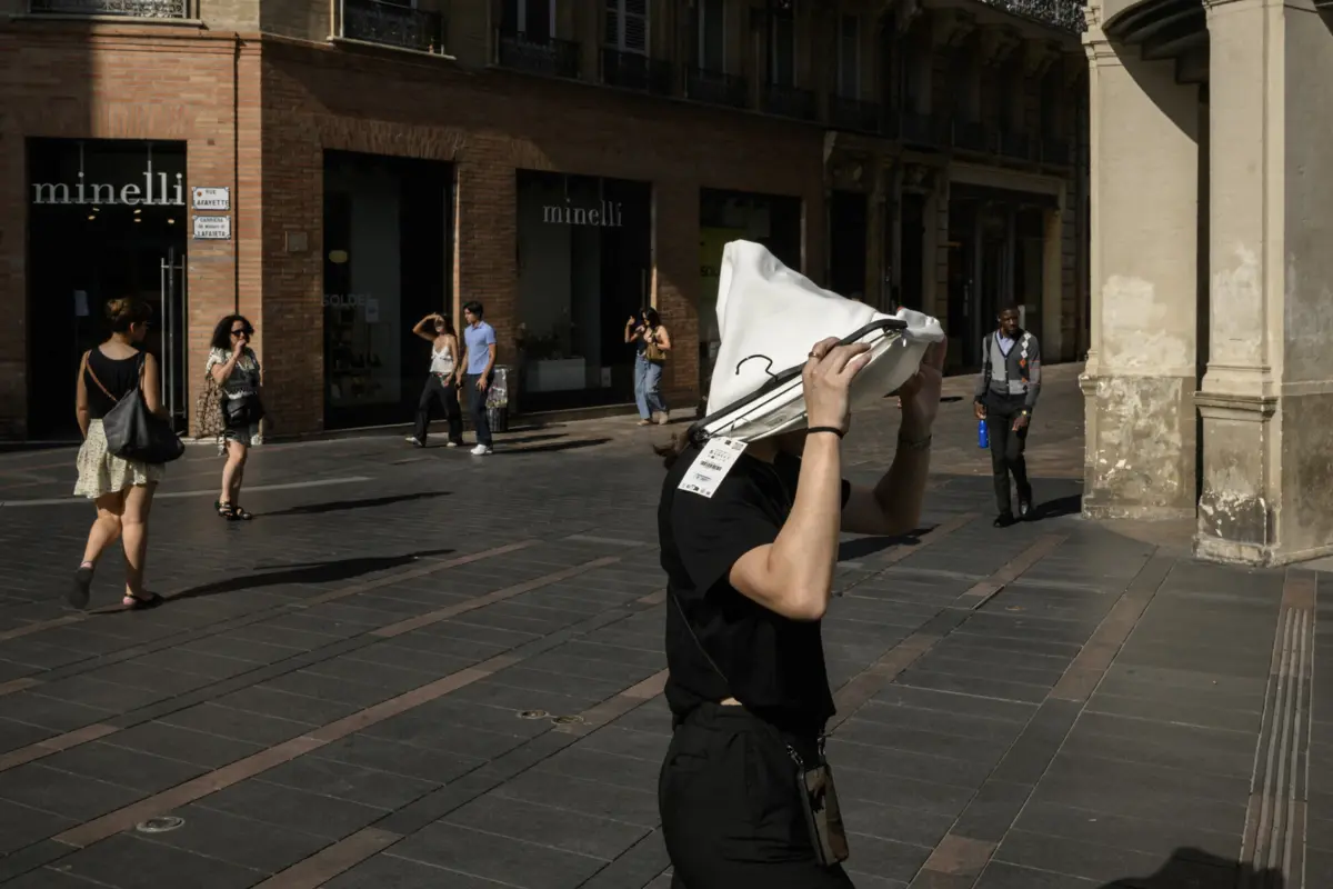 Mulher protege-se do sol em Toulouse, no Sul de França