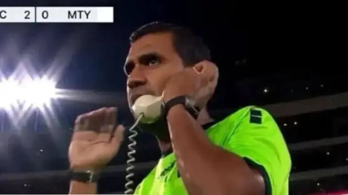 O quarto árbitro do Los Angeles FC-Monterrey a comunicar com o VAR via telefone