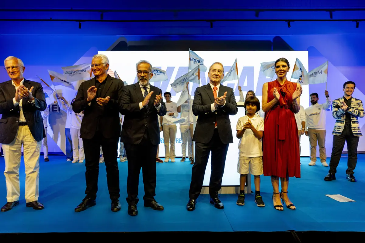 Menezes com Paulo Rangel, Poças Martins e Adão da Fonseca. Mulher e filho também no palco