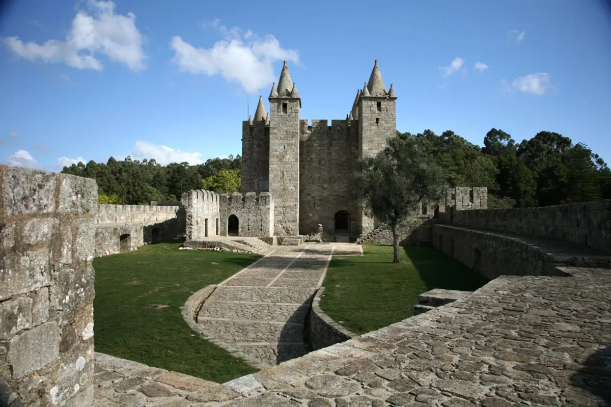 Classificado como Monumento Nacional desde 1910, o Castelo de Santa Maria da Feira é um dos mais relevantes exemplos da arquitetura militar portuguesa