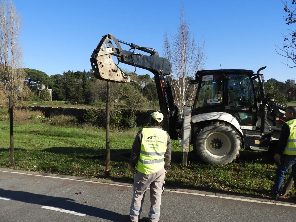 Há trabalhos preparatórios, com a instalação de vedações