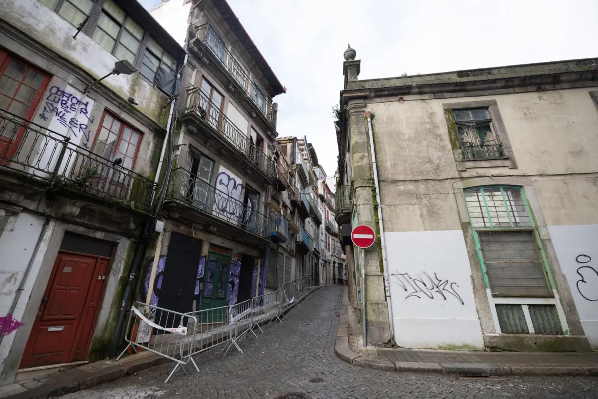 Foi criado perímetro de segurança que impede acesso aos edifícios