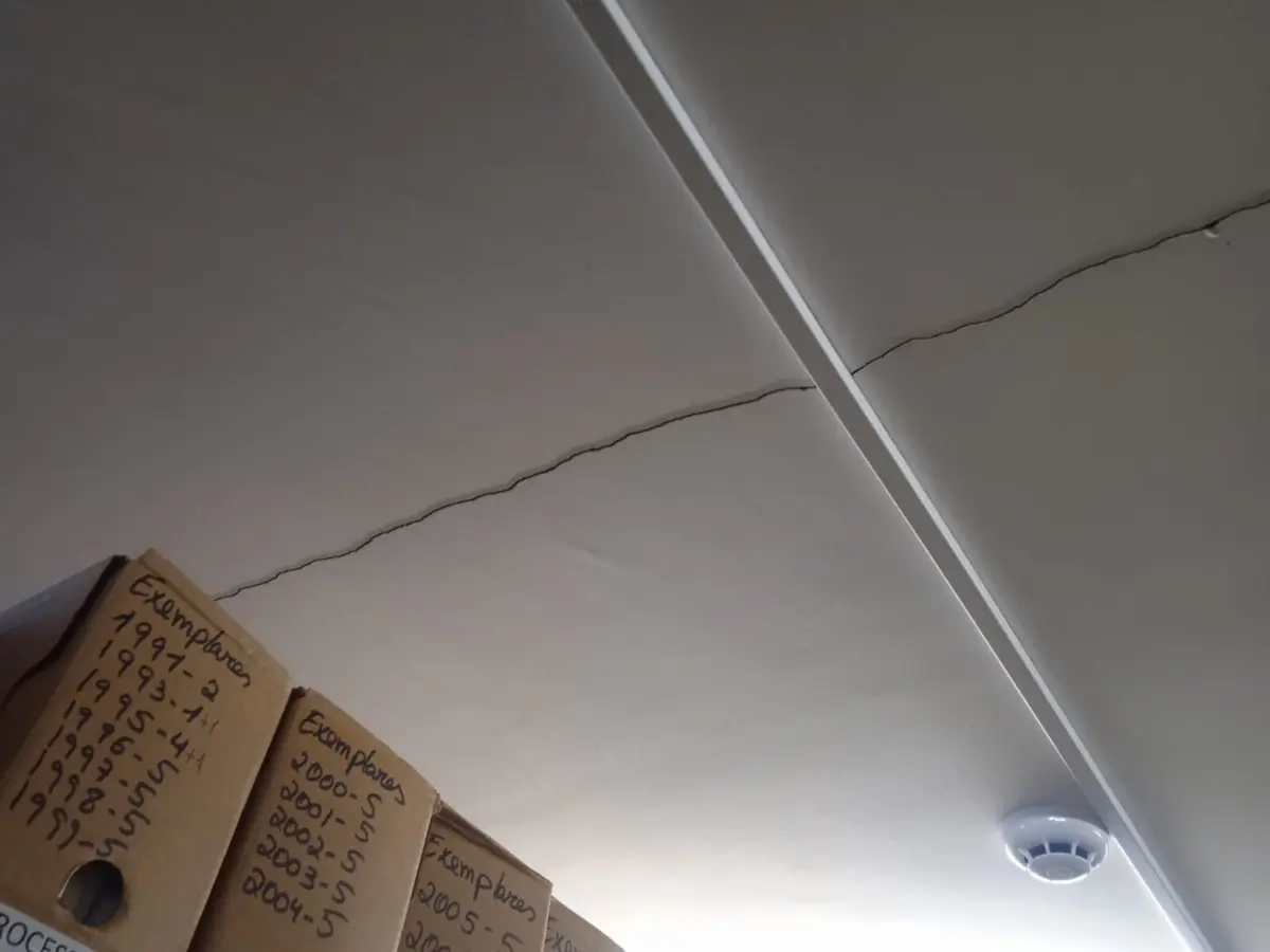 Sótão onde arquivo está armazenado tem fissura no teto