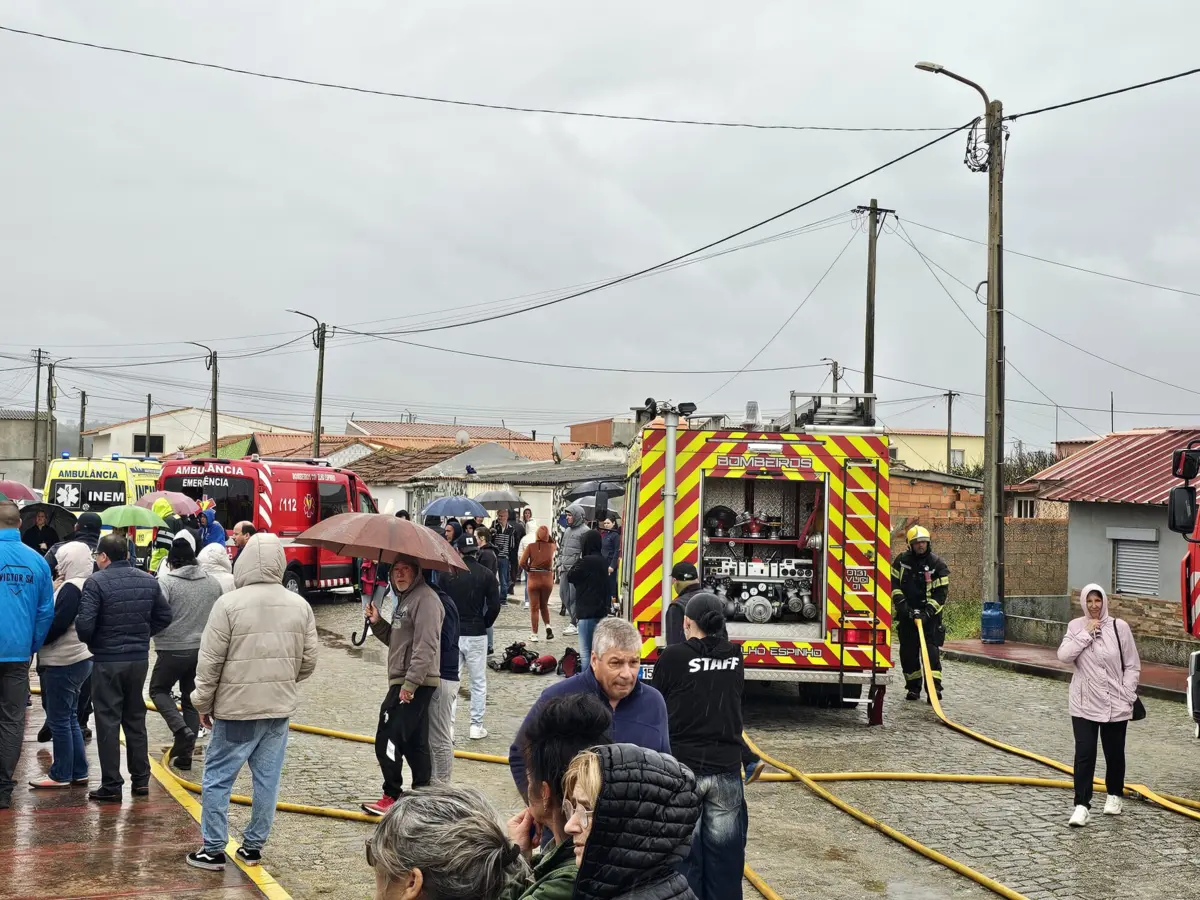 Os Bombeiros do Concelho de Espinho estão a combater as chamas