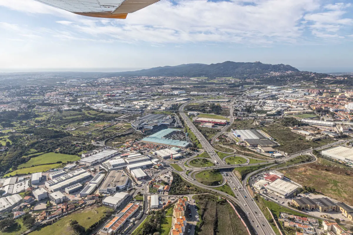 O acidente, que aconteceu na tarde de 10 de novembro de 2023, causou a morte ao piloto instrutor, de 36 anos, e ferimentos graves ao aluno, de 25, que recebeu cuidados médicos em duas unidades hospitalares, foi sujeito a várias interven&