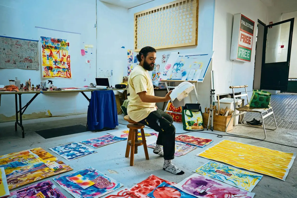 Na quinta mostra individual, o artista retoma a técnica inicial com tinta acrílica