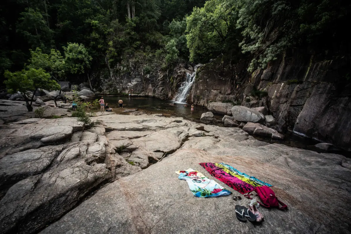 Apesar dos avisos, zona envolvente da Cascata do Tahiti tem sido palco de diversos acidentes, alguns com vítimas mortais