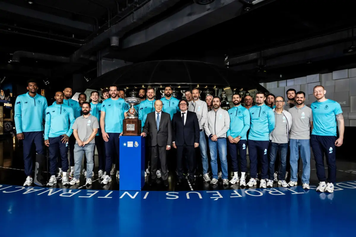 Pinto da Costa com a equipa de basquetebol que conquistou a Taça